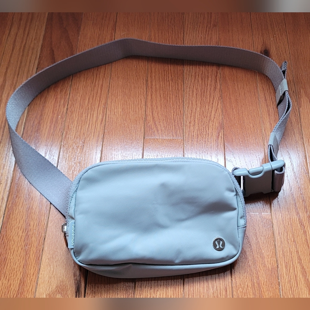 Lululemon Everywhere Belt Bag in Silver Drop